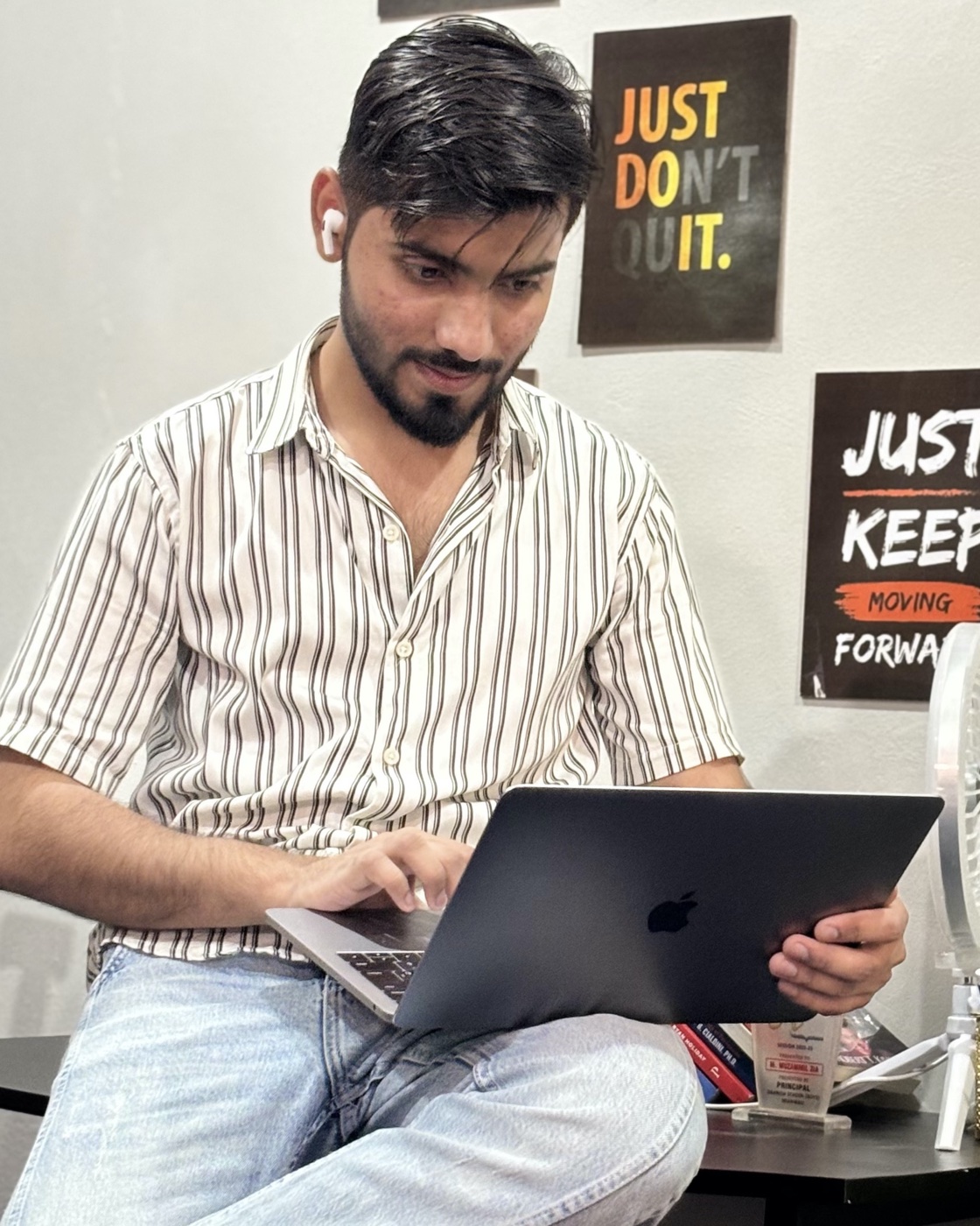 Malik Muzamil, founder of Growlioo, working on client LinkedIn strategy